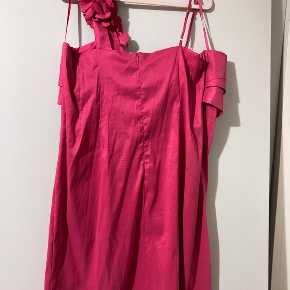 Fun short cocktail dress with ruffled sleeve. Stretchy material in fuchsia. - Picture 2 of 2